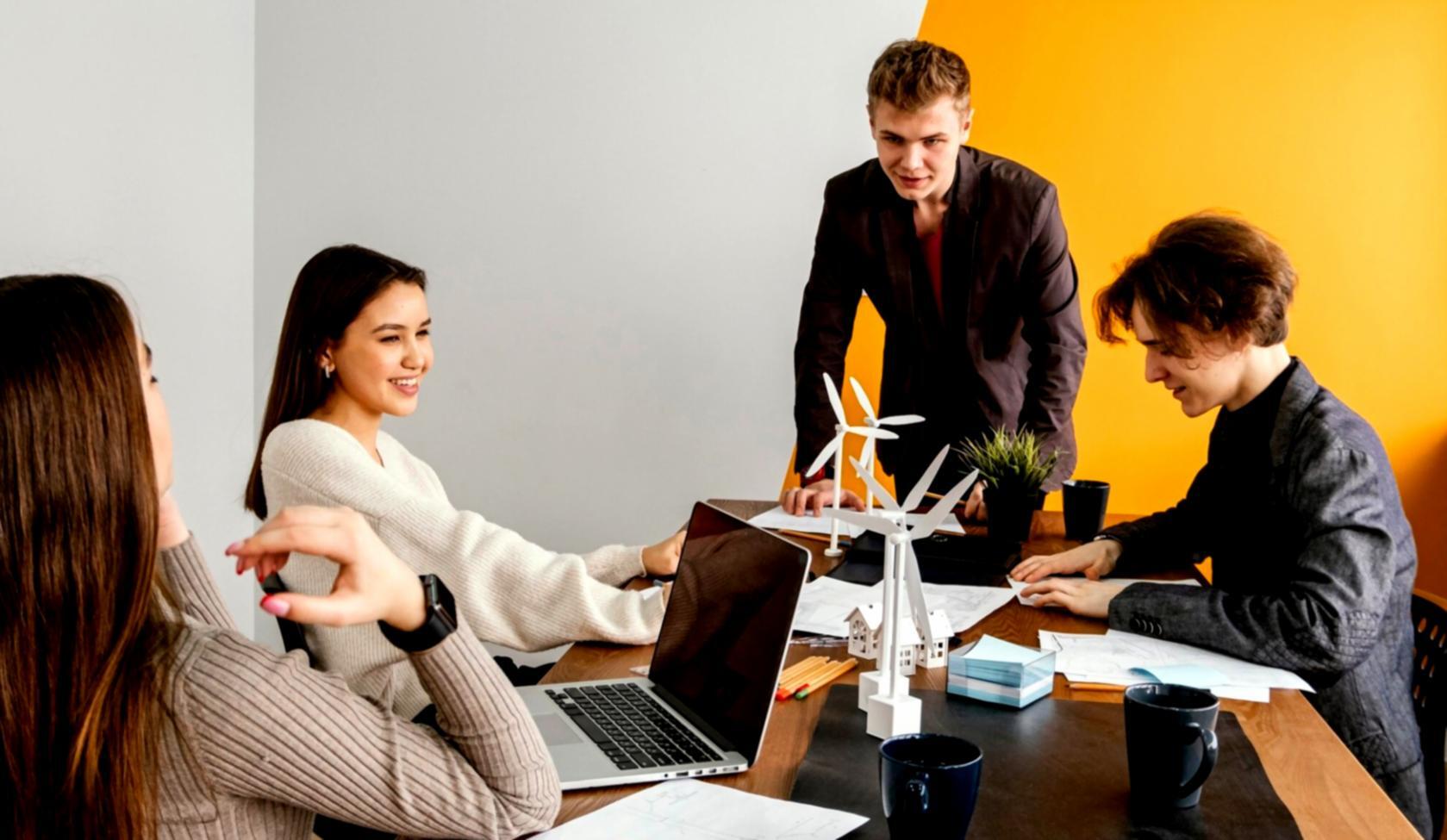 Teilnehmer arbeiten konzentriert an ihren persönlichen Budgetplänen während des intensiven Workshop-Tages