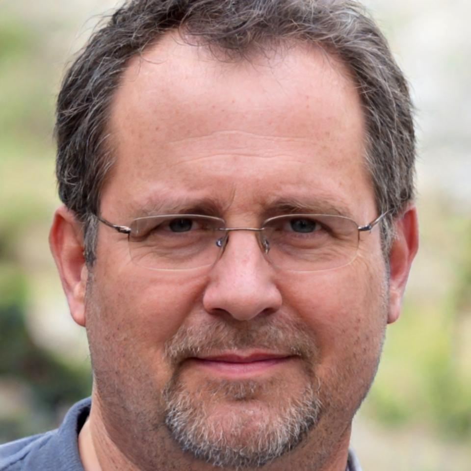 Finanztrainer Leonhardt Bergström erklärt Budgetplanung anhand praktischer Beispiele aus seinem Beratungsalltag