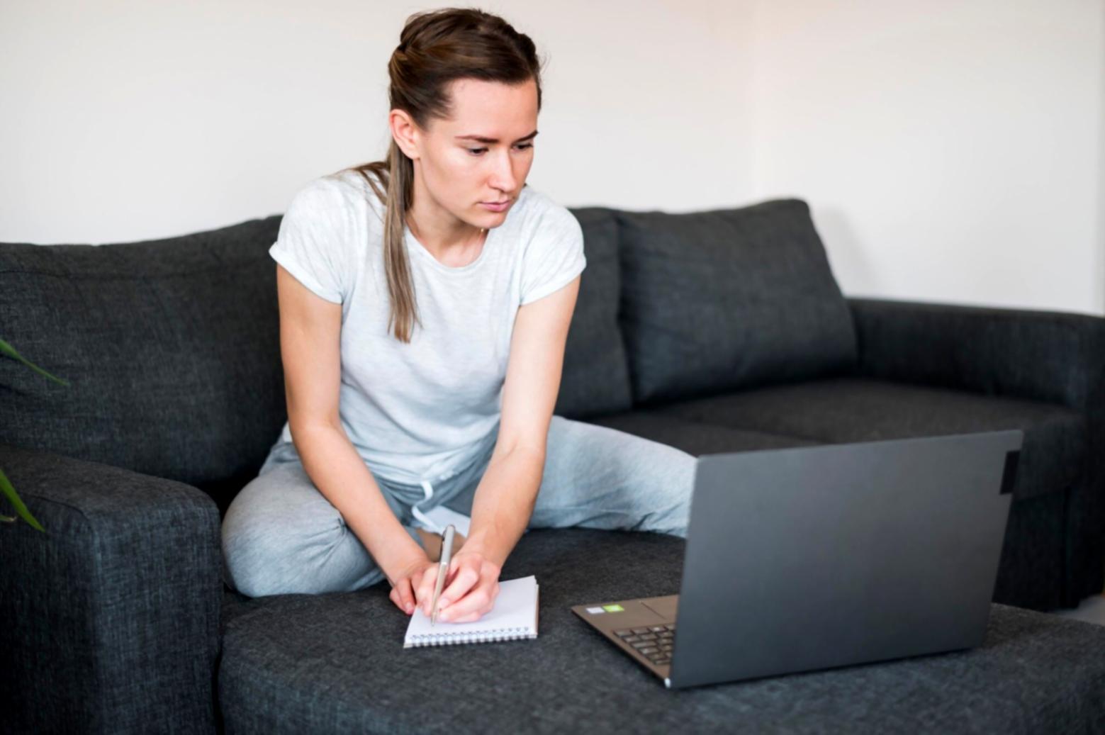 Person arbeitet konzentriert an Finanzplanung am Schreibtisch