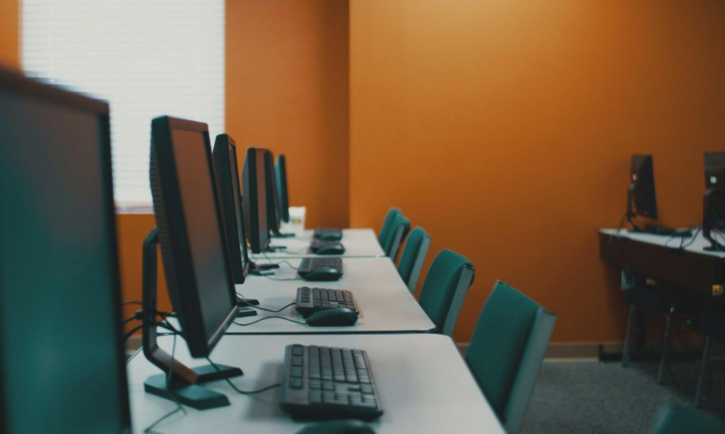 Übersichtliche Finanzunterlagen und Dokumente auf einem aufgeräumten Arbeitsplatz